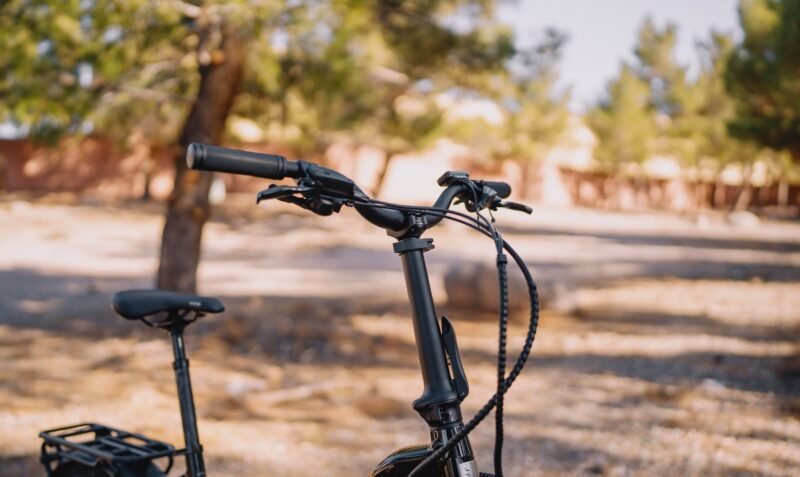Folding stem mechanism on the Aventon Sinch.2.5 electric bike