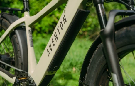 Front suspension fork on the Aventon Aventure.3